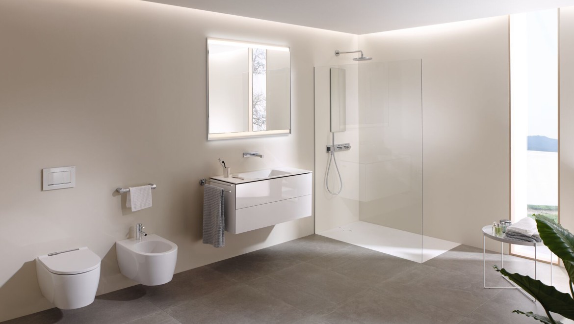 Geberit AquaClean Mera, banyo mobilyaları ve banyo vitrifiyeleriyle bulunan geniş bir banyonun içine bir bakış (© Geberit)