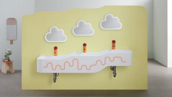 Geberit Bambini karmen kırmızısı ve turuncu oyun ve tuvalet alanı Geberit Bambini karmen kırmızısı ve turuncu oyun ve tuvalet alanı