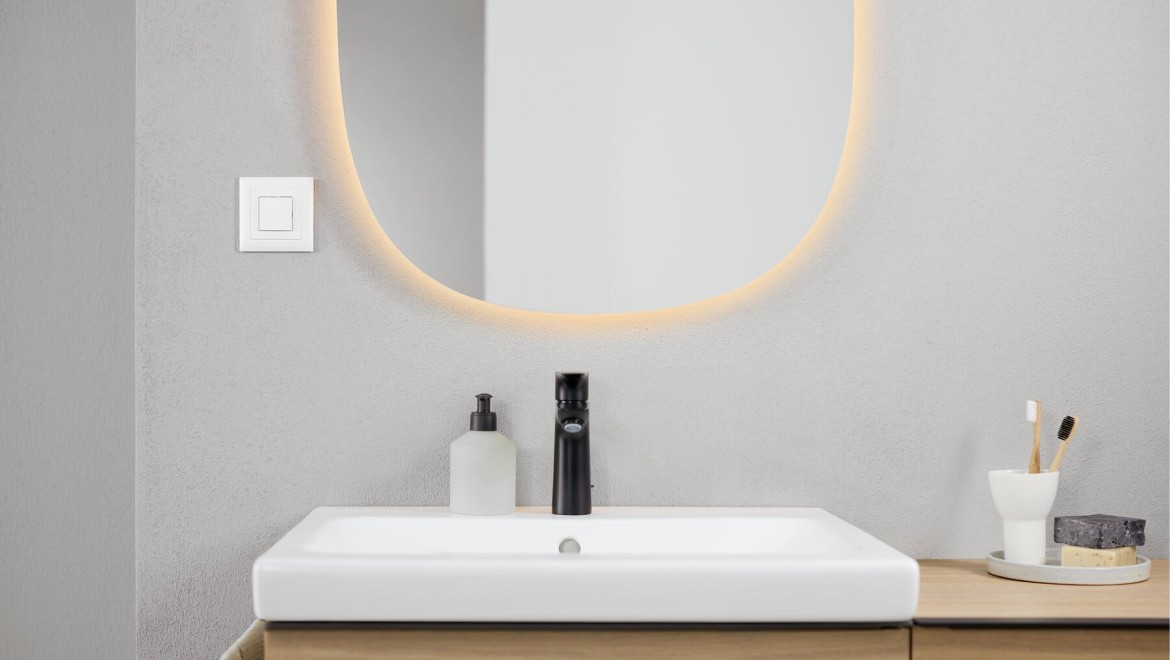 Lavabolu ve Geberit Option oval aynalı Geberit iCon banyo