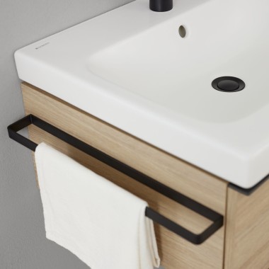 Geberit iCon siyah mat havluluklu lavabo dolabı (© Geberit)