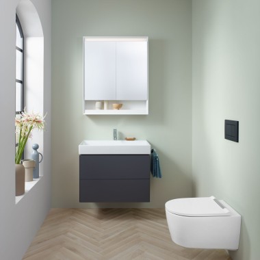 Geberit'ten lav lavabo dolabı, ayna dolabı, kumanda kapağı ve seramiklerle donatılmış küçük banyo