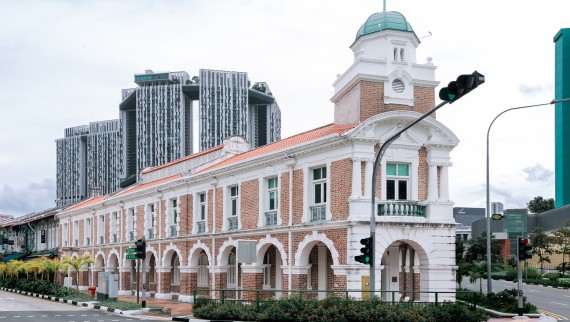 BORN restoranı, Singapur'un birkaç tarihi binasından biri olan Jinrikisha İstasyonu'nda yer alıyor. Sahibi aktör Jackie Chan (© Owen Raggett)