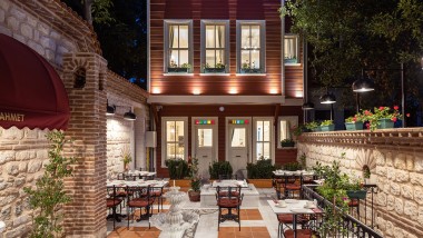 İstanbul'daki Turkish House Hotel'in avlusu farklı dönemlere ait yapısal ve dekoratif unsurları bir araya getiriyor (© Turkish House Hotel)