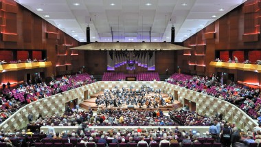 Büyük konser salonunda her tarzda müzikal performanslar gerçekleştirilmektedir. (© Plotvis and Kraaijvanger Architecten)