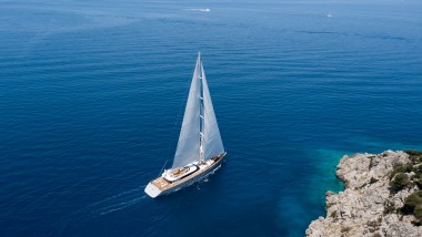 Bodrum'daki ADA Yatçılık tersanesinden bir yelkenli yat Akdeniz'de süzülüyor. (© ADA Yachting)