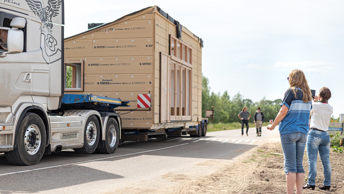 Tiny House nakliyesi (© Chiela van Meerwijk)