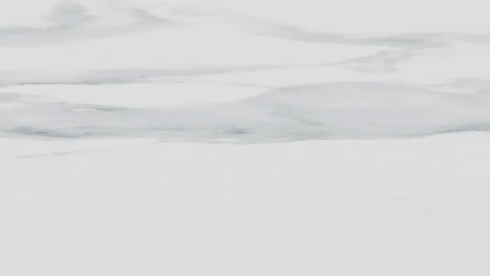 Renk: Beyaz mermer yüzey Renk: Beyaz mermer yüzey