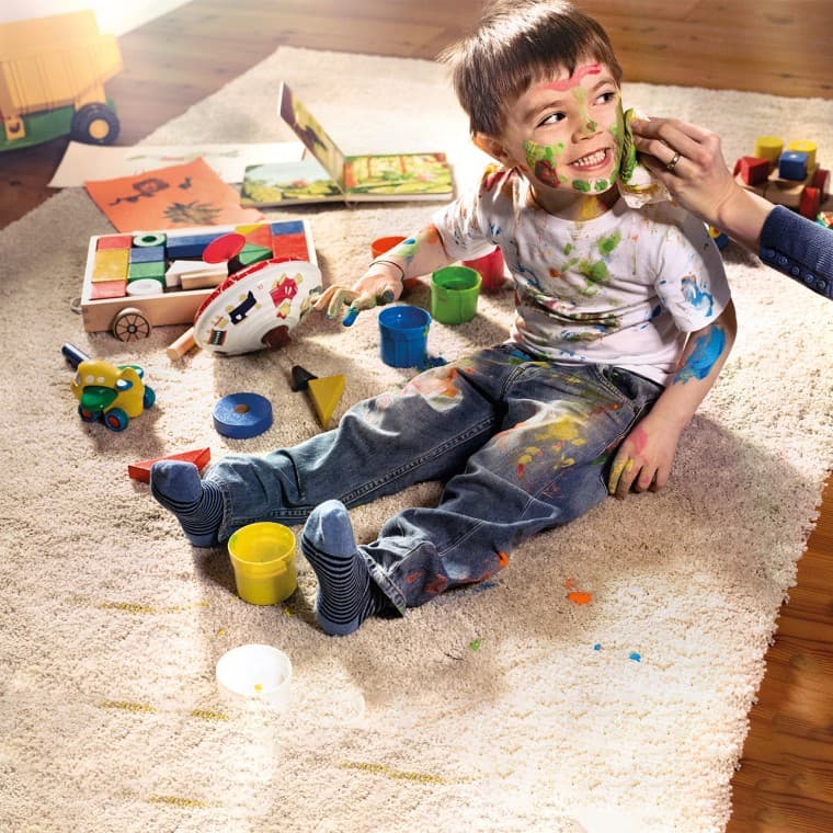 Boyaya bulanmış çocuk Boyaya bulanmış çocuk