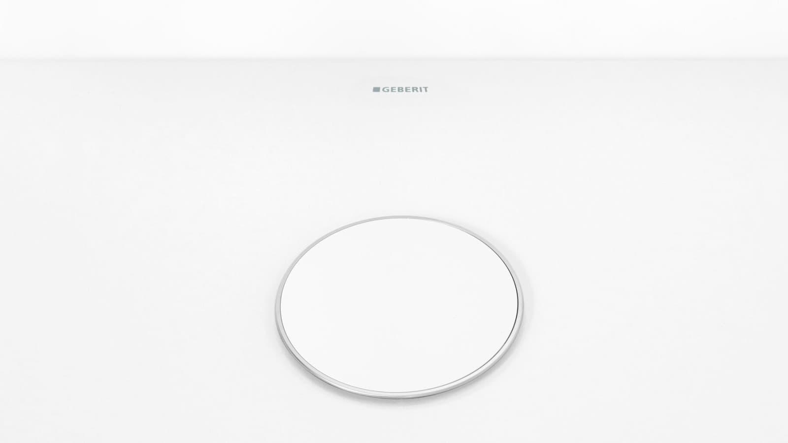 Beyaz renkte, sade krom kenarlı drenaj kapağı Beyaz renkte, sade krom kenarlı drenaj kapağı