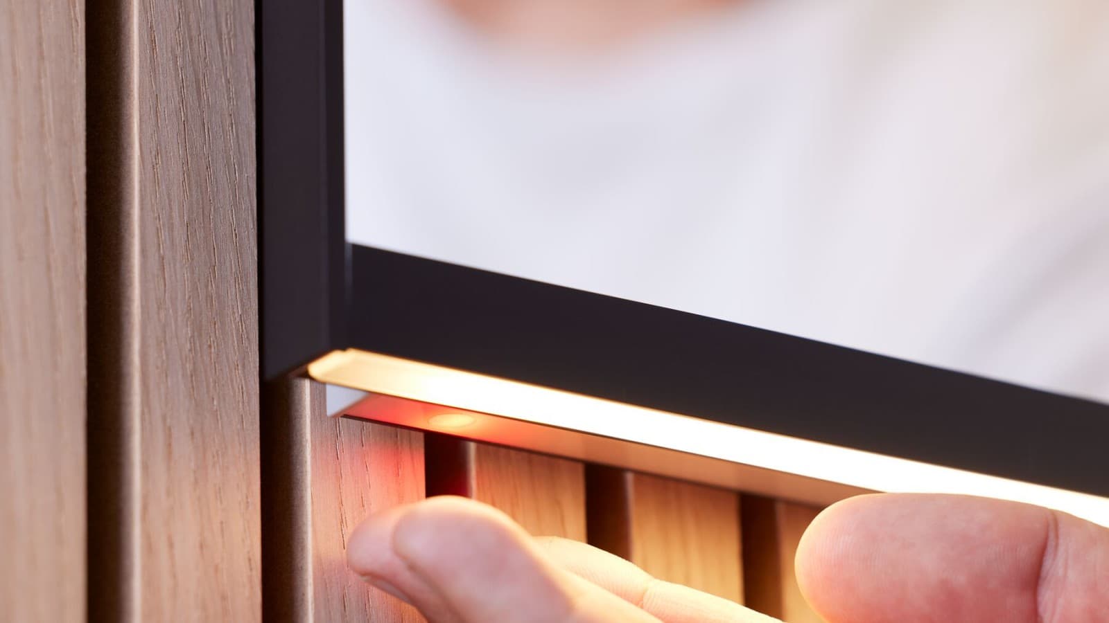 Buğu önleyici ısıtma manuel olarak etkinleştirilebilir (© Geberit) Buğu önleyici ısıtma manuel olarak etkinleştirilebilir (© Geberit)