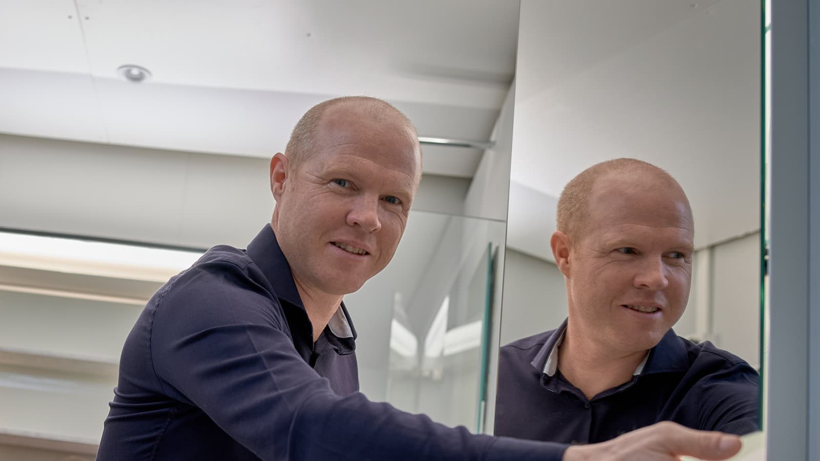 Aydınlatma uzmanı Andreas Janser, Geberit'in Rapperswil-Jona, İsviçre'deki genel merkezinde bulunan ışık laboratuvarında (© Geberit) Aydınlatma uzmanı Andreas Janser, Geberit'in Rapperswil-Jona, İsviçre'deki genel merkezinde bulunan ışık laboratuvarında (© Geberit)