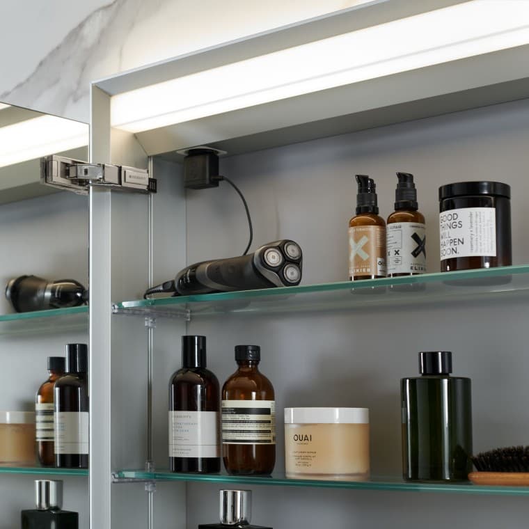 ComfortLight özellikli Geberit ONE aynalı dolabı açın ComfortLight özellikli Geberit ONE aynalı dolabı açın