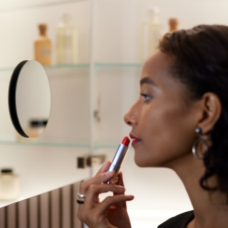 Aynada makyaj yapan kadın Aynada makyaj yapan kadın