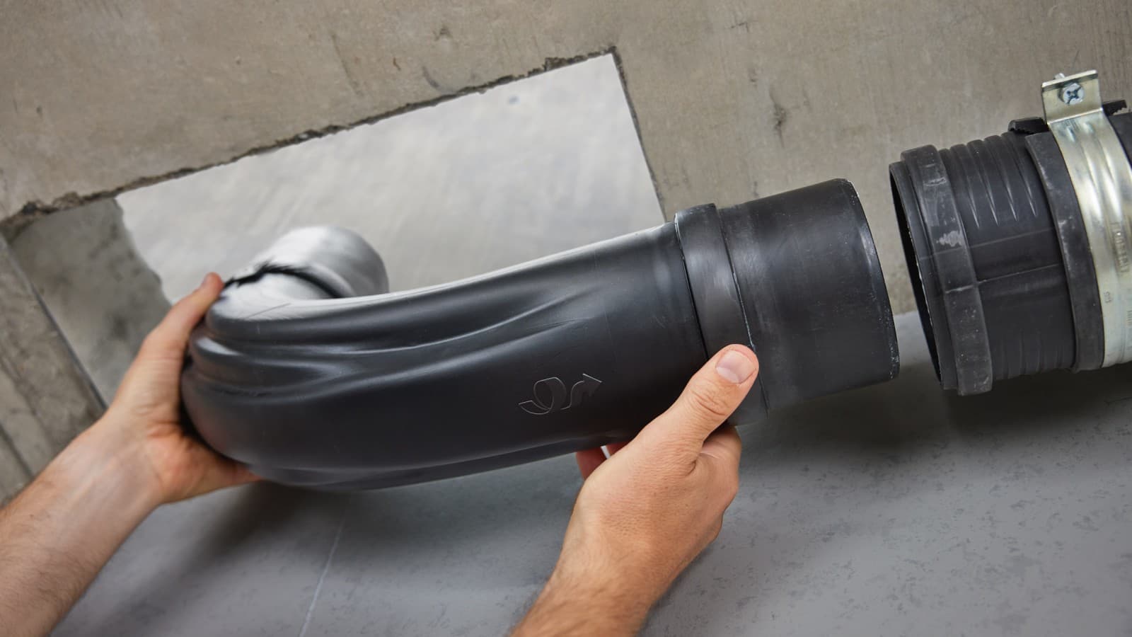 Geberit BottomTurn dirseği, iki adet 45° dirseğe kıyasla daha hızlı ve kolay bir şekilde monte edilir. Geberit BottomTurn dirseği, iki adet 45° dirseğe kıyasla daha hızlı ve kolay bir şekilde monte edilir.