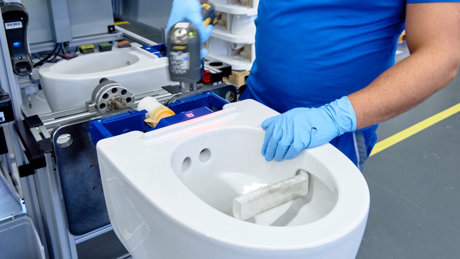 Geberit çalışanı Jona'da Geberit AquaClean Mera akıllı klozet üzerinde çalışıyor Geberit çalışanı Jona'da Geberit AquaClean Mera akıllı klozet üzerinde çalışıyor