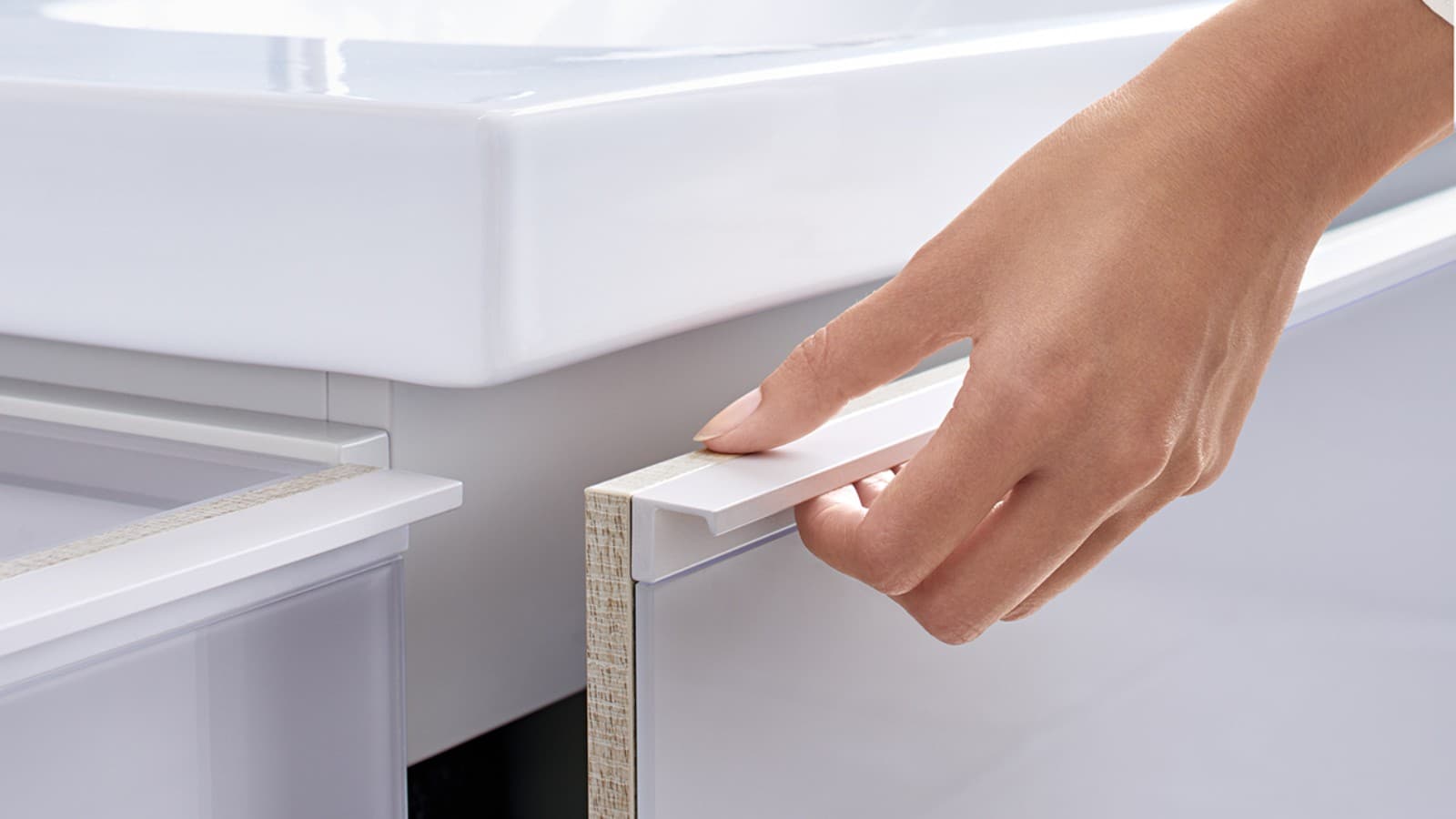 Banyo mobilyalarında yavaş kapama mekanizması Banyo mobilyalarında yavaş kapama mekanizması