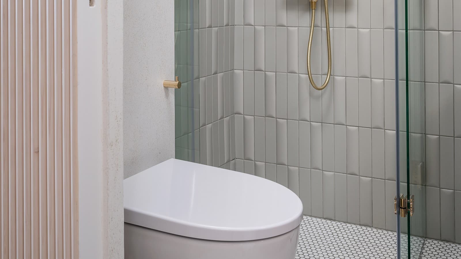Renovasyondan sonra Geberit iCon banyo serisi ve Geberit asma klozetli küçük banyo(© Meja Hynynen) Renovasyondan sonra Geberit iCon banyo serisi ve Geberit asma klozetli küçük banyo(© Meja Hynynen)