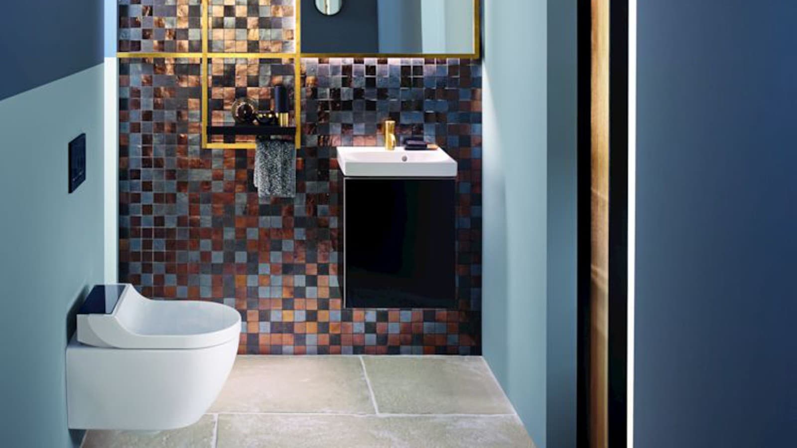 Altın ve bakır tonları bu misafir tuvalete sıcaklık katıyor Altın ve bakır tonları bu misafir tuvalete sıcaklık katıyor