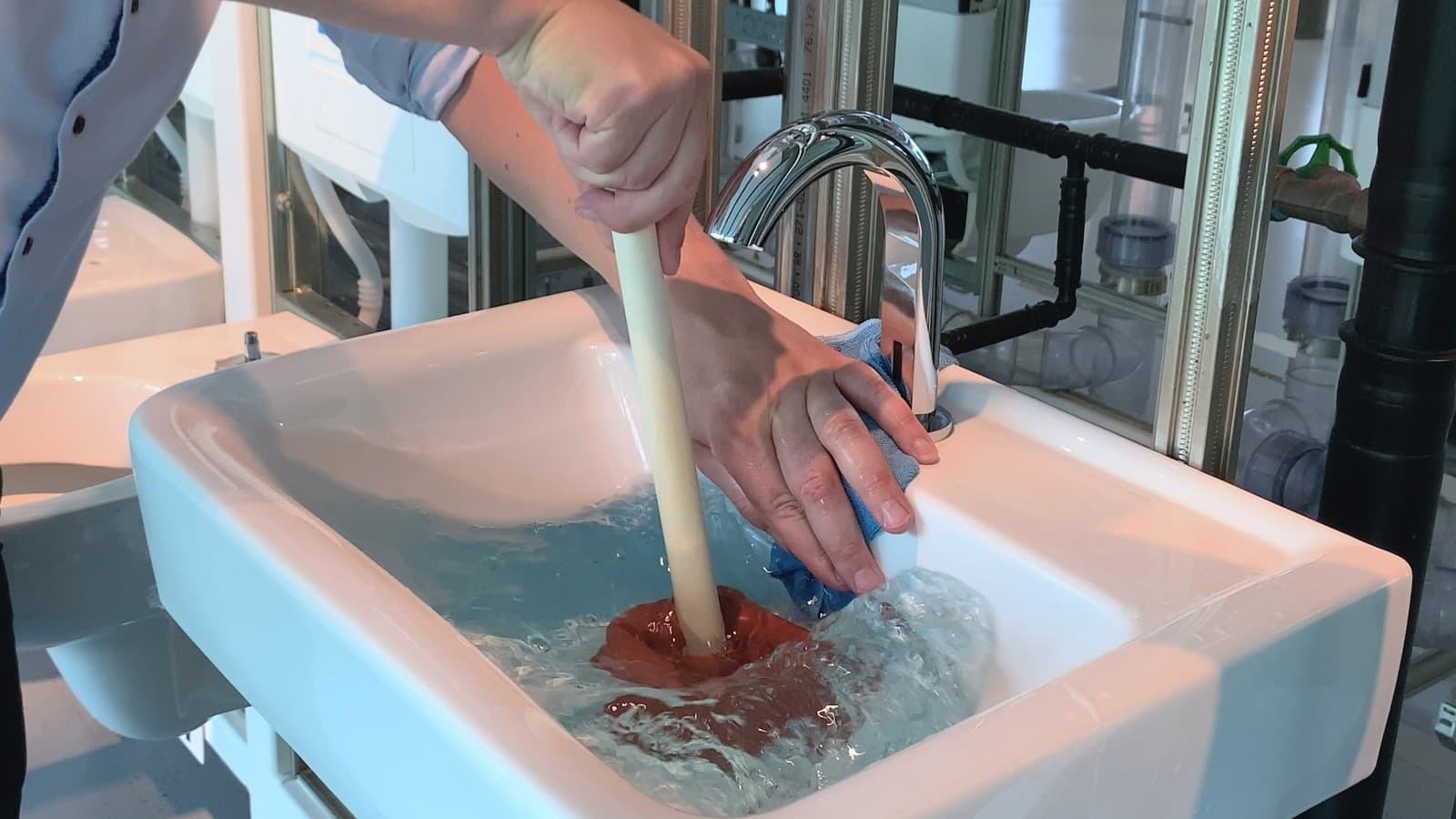 Basınç oluşmasını sağlamak için taşma deliğini elinizle ve bir bezle kapatın. Basınç oluşmasını sağlamak için taşma deliğini elinizle ve bir bezle kapatın.