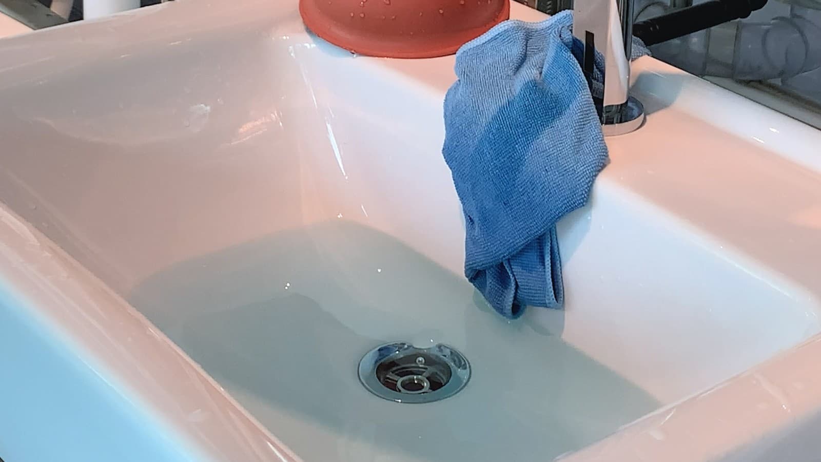 Lavabodaki su boşalır ve boru tekrar çalışır hale gelir. Lavabodaki su boşalır ve boru tekrar çalışır hale gelir.