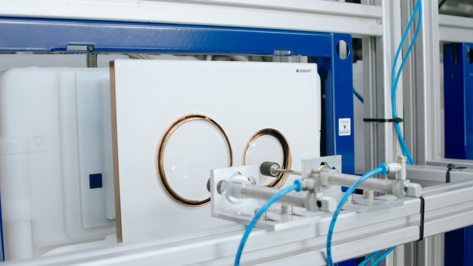 Tuvalet sistemindeki Sigma21 kumanda kapağı üzerinde yapılan kalite testi Tuvalet sistemindeki Sigma21 kumanda kapağı üzerinde yapılan kalite testi